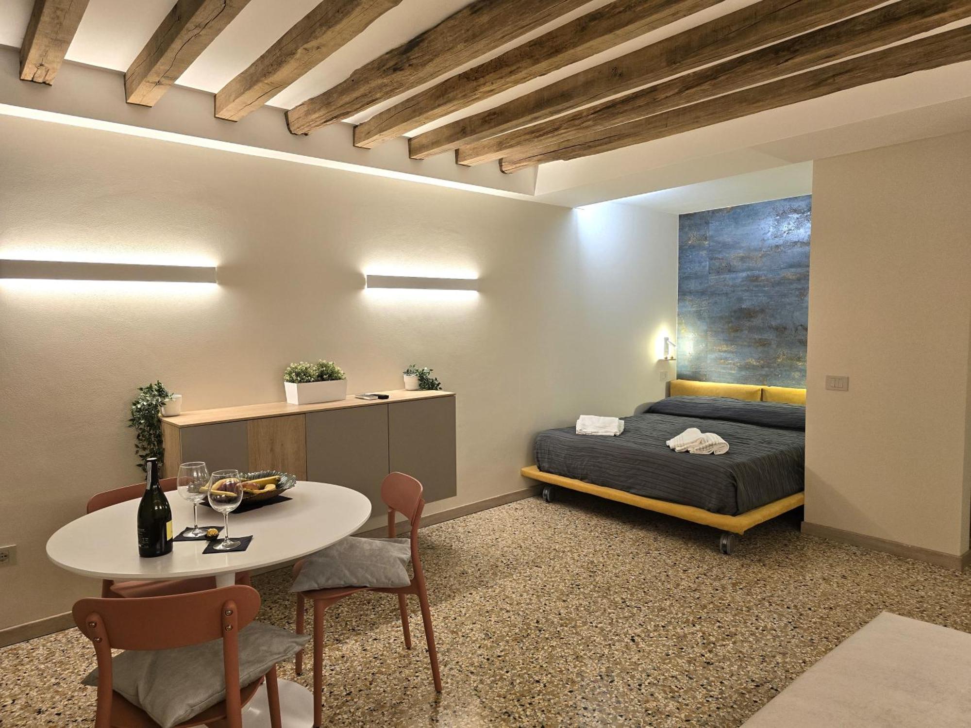 Cozy Studio With Canal View ヴェネツィア エクステリア 写真